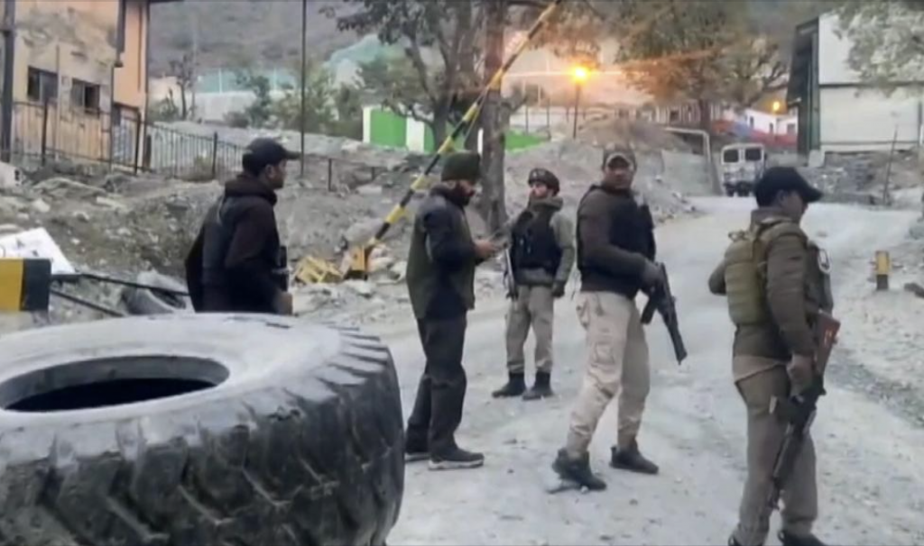 Massive Searches Underway In Ganderbal To Trace Terror Attackers