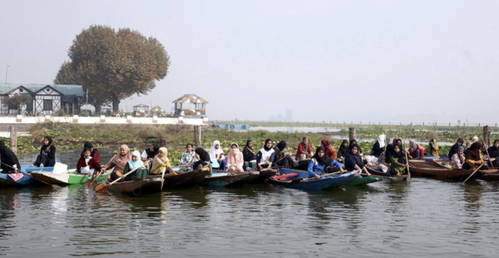 Hundreds participate in all-women Boat race held in Dal lake