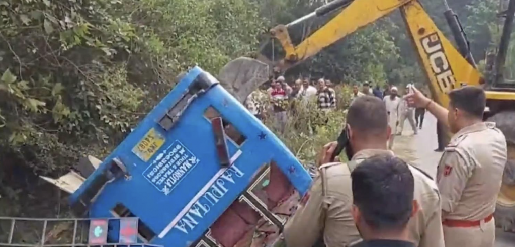 30 Injured As Mini-Bus Falls Into Ditch In Udhampur