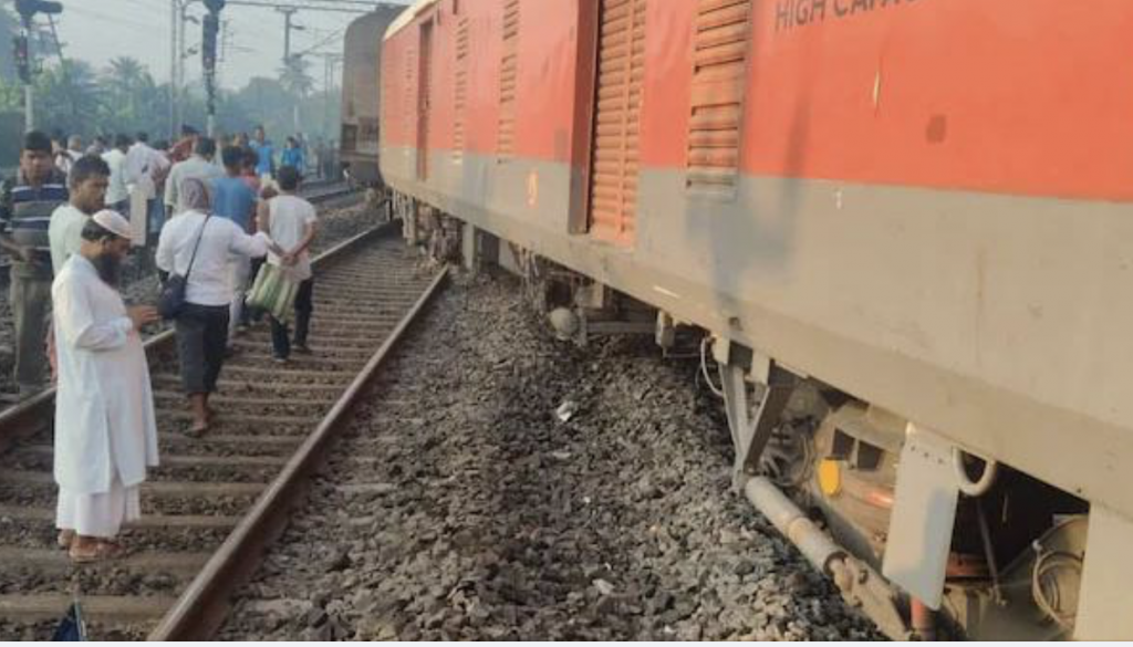 3 Coaches Of Secunderabad-Shalimar Superfast Express Derail Near Howrah, No Casualty