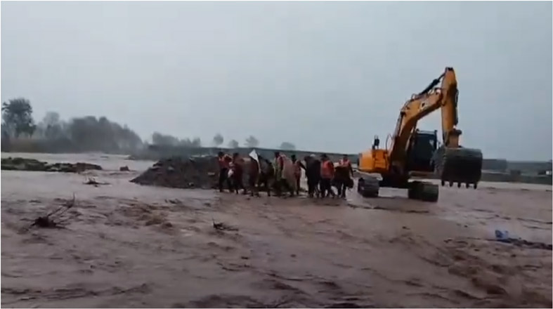 11 Labourers Trapped In Ujh River Flood Rescued By SDRF, Police In Kathua