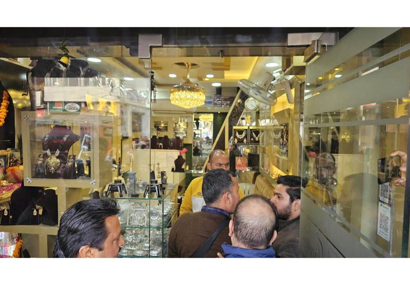 Armed robbers loot 1.5 kg gold from jewellery store in broad daylight