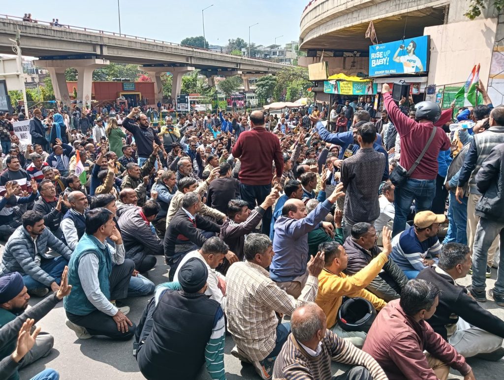Jammu Police Foils Agitating PHE Daily Wagers March To Civil Secretariat