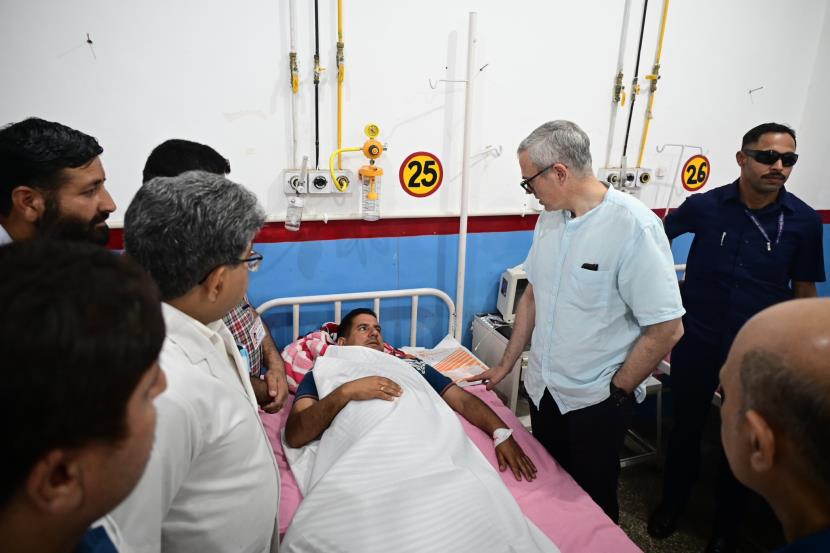 CM reaches Jammu hospital to meet people injured in Pakistan shelling