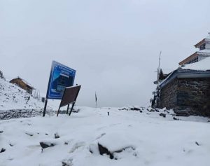 Mughal Road Closed For Traffic After Fresh Snowfall at Peer Ki Gali