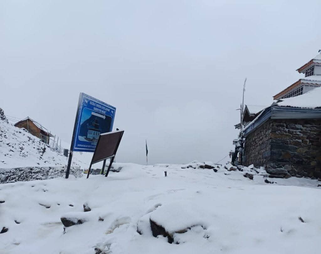 Mughal Road Closed For Traffic After Fresh Snowfall at Peer Ki Gali