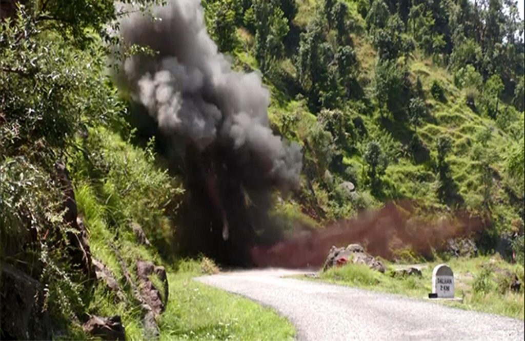 Indian Army’s Bomb Disposal Squad Destroys Live Pakistani Shell In Poonch