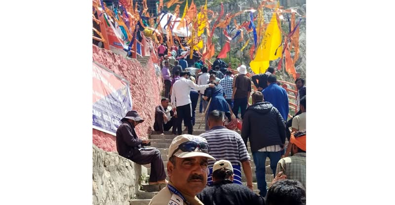 Over 17000 perform darshan at holy cave, yatra touches 2 lakh in 11 days