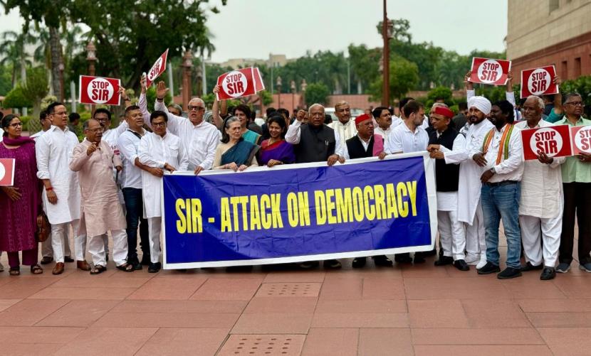 Sonia Gandhi, Mallikarjun Kharge, Rahul Gandhi, Akhilesh join opposition leaders in protest against SIR
