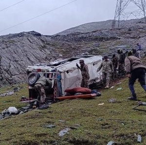Two dead, 14 injured in road accident near Gumri in Drass