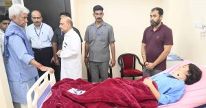 Lieutenant Governor visits GMC Jammu, enquires about the health of family members of Late Shri Rajinder Singh