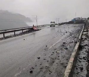 Traffic suspended on Jammu-Srinagar NH amid rains across Jammu