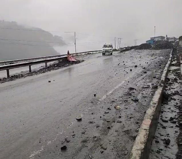 Traffic suspended on Jammu-Srinagar NH amid rains across Jammu