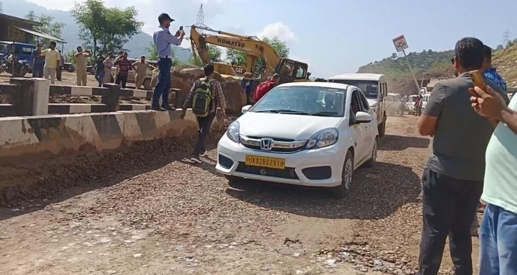 One-way traffic allowed for LMVs on Jammu-Srinagar National Highway, Mughal Road open