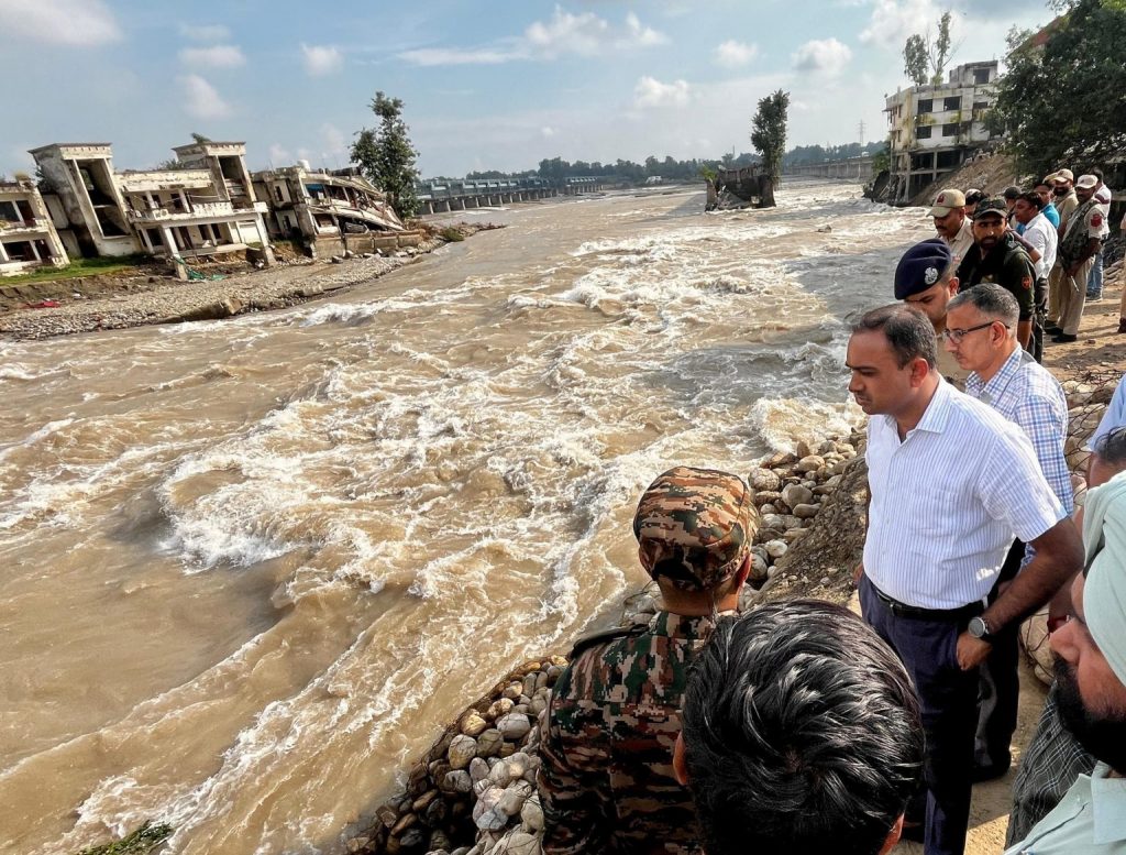Div Com Jammu Inspects Protection Works On Ravi River Embankment At Lakhanpur