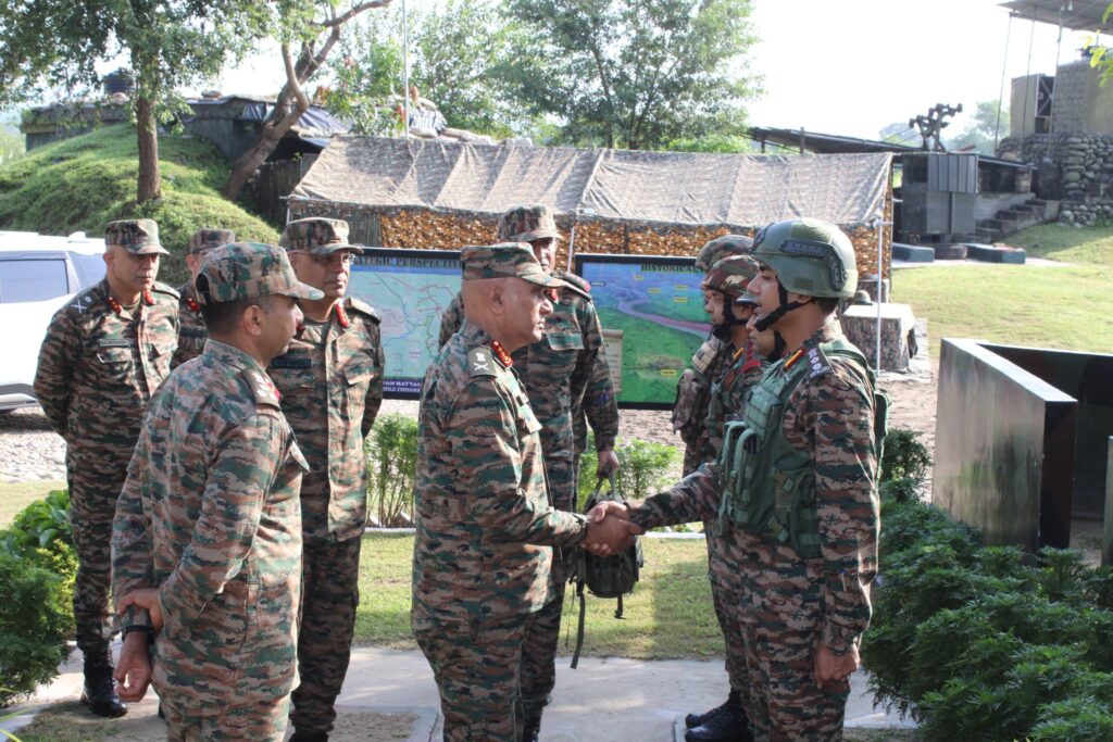 Northern Army commander visits forward areas in Akhnoor sector