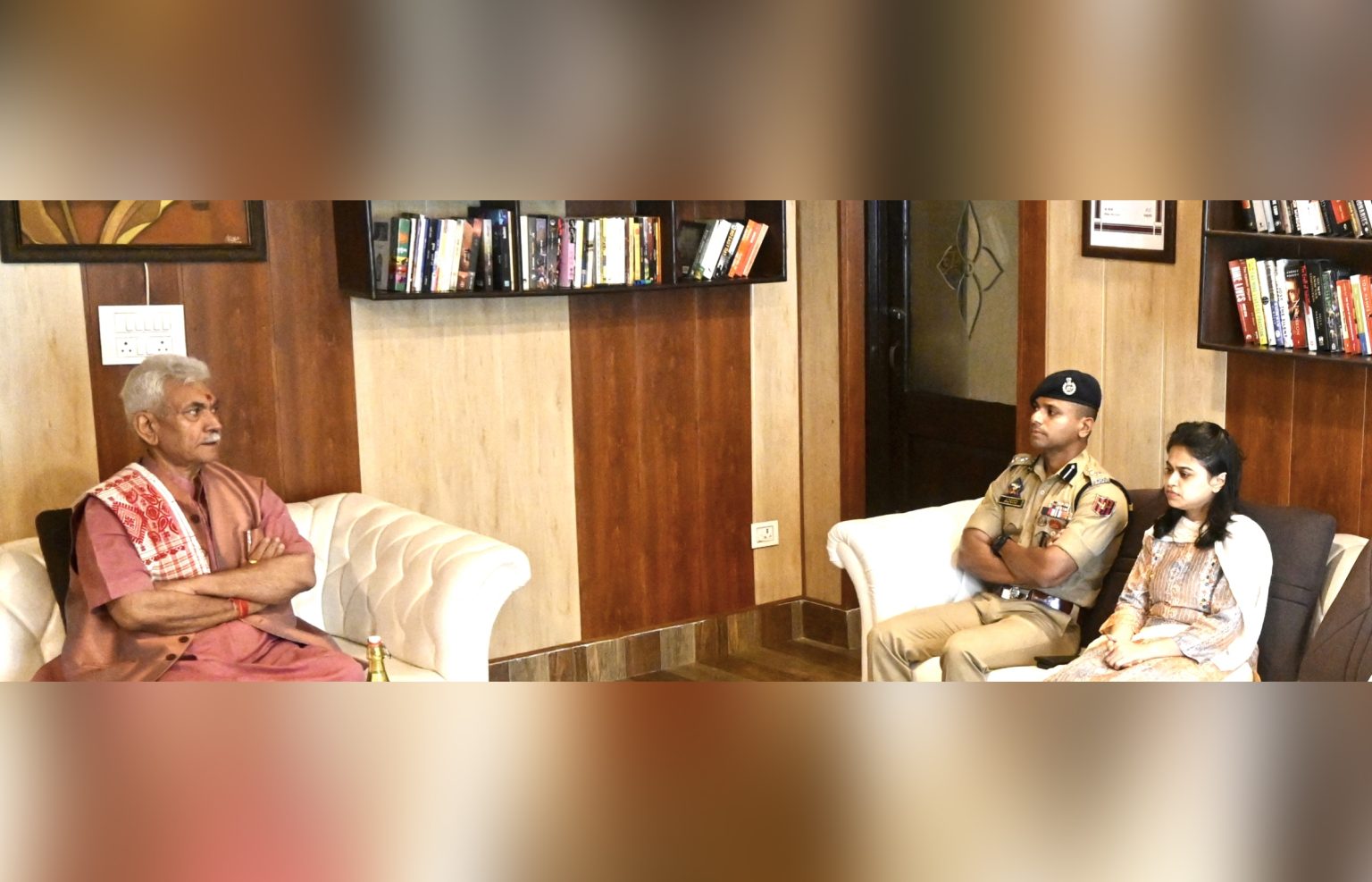 LG Manoj Sinha Visits SSP Udhampur’s Residence, Offers Condolences on Daughter’s Demise