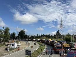 Mughal Road, SSG Open For LMVs; Jammu-Srinagar NH Remains Closed