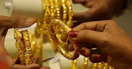 Gold surges Rs 1,185 to record Rs 1.28 lakh/10g, breaches USD 4,250 an ounce in global markets