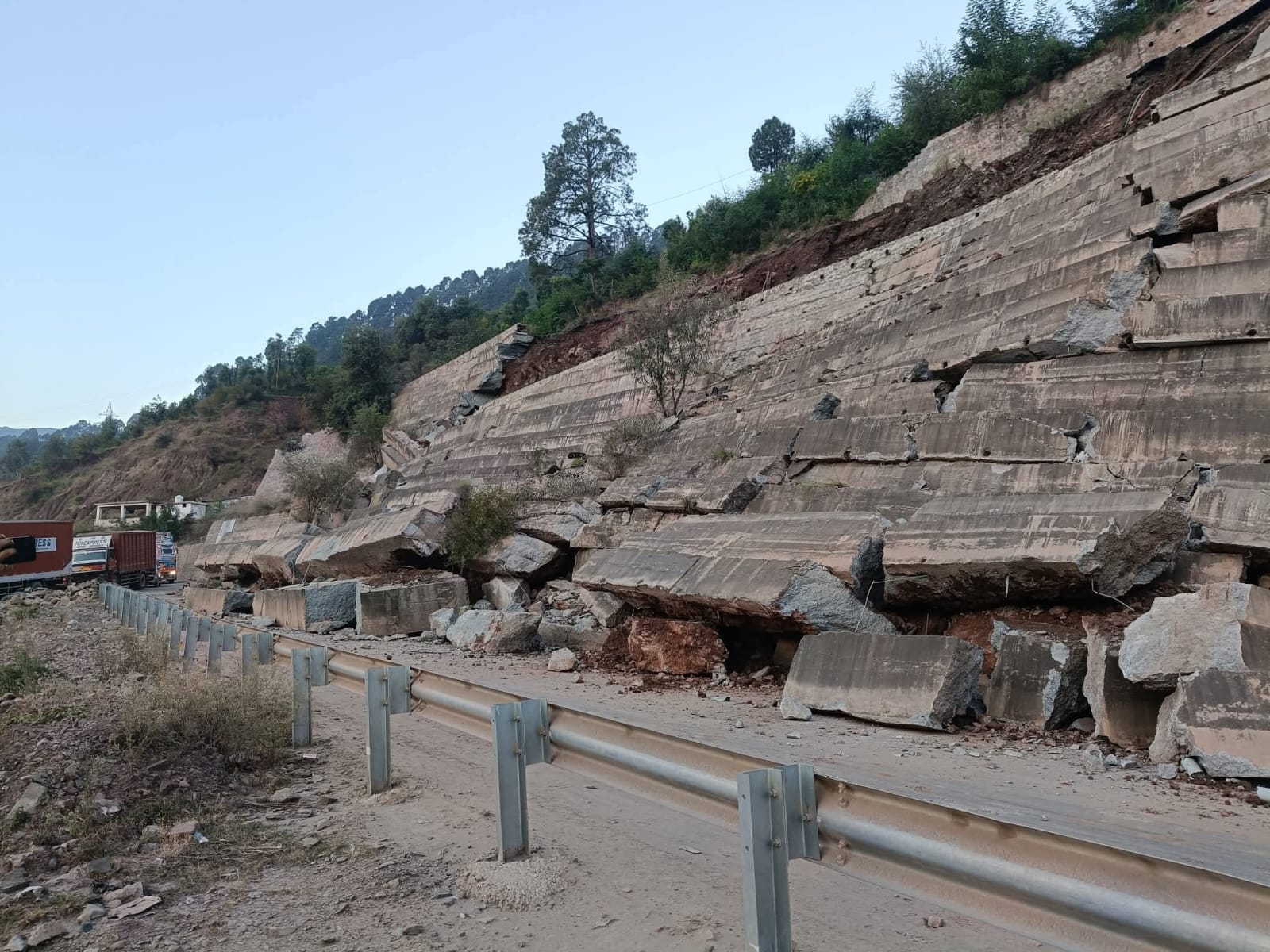 Major Portion of Protection Wall Collapses on Jammu–Srinagar Highway at Dalwas; One Tube Closed