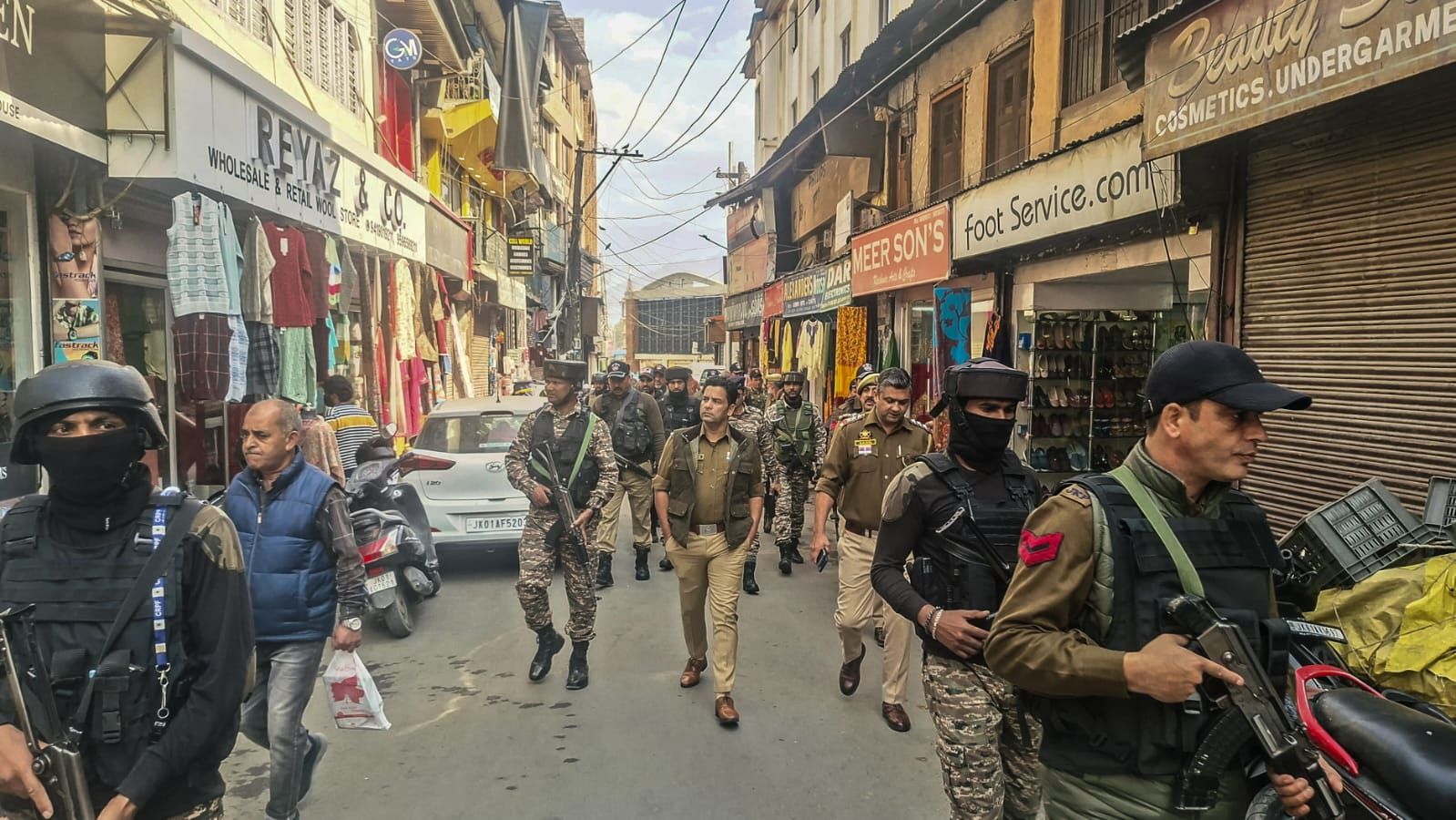 Srinagar Police conduct surprise checks In Lal Chowk amid security alerts