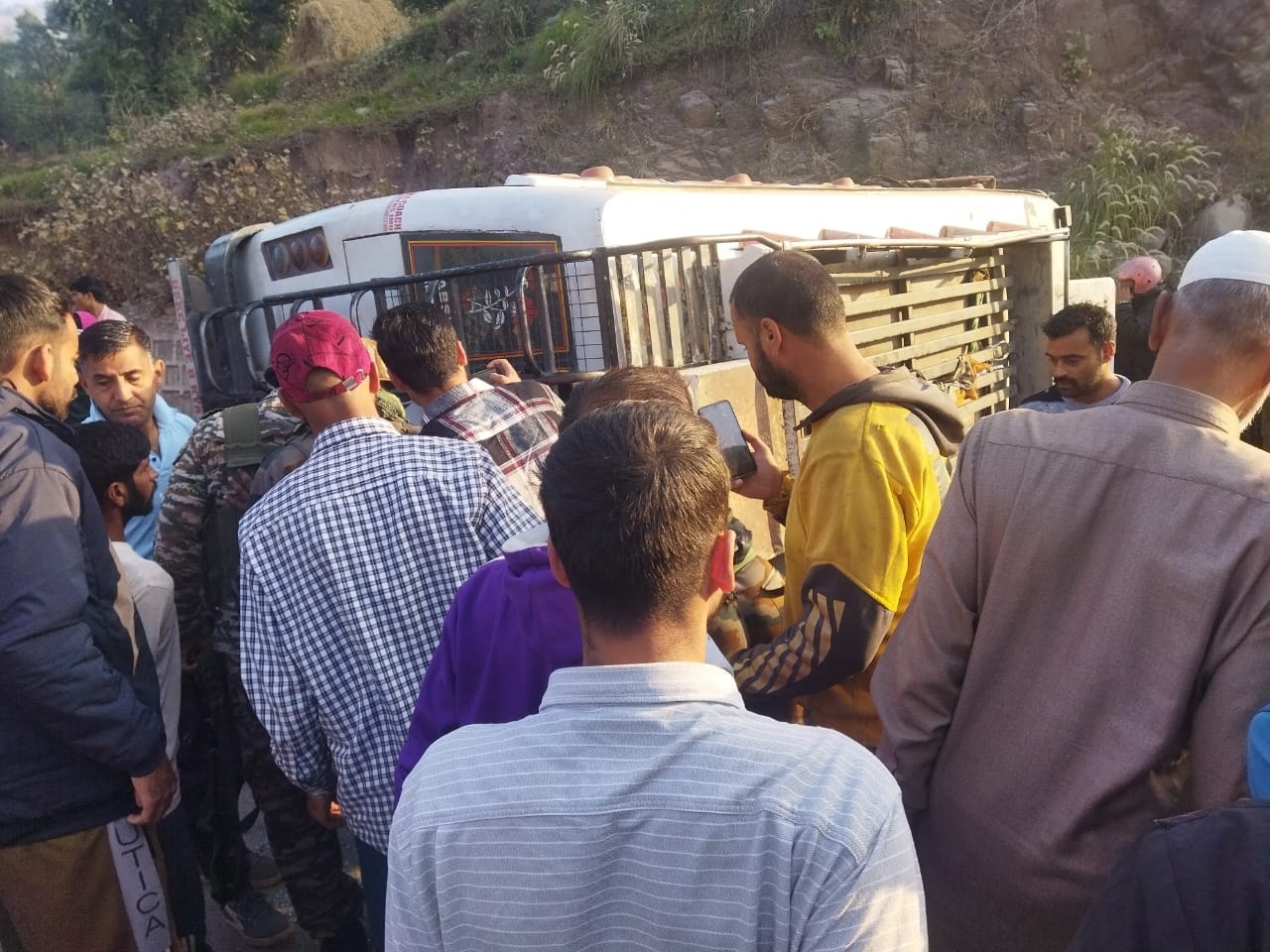 16 Injured As Minibus Overturns On Jammu-Rajouri-Poonch Highway