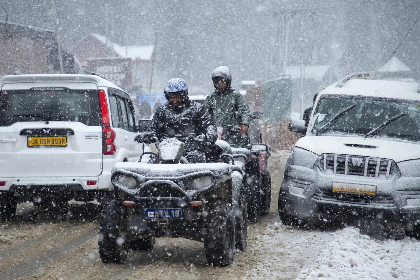 Snowfall, rain lash J&K; Sgr-Leh NH, several roads closed