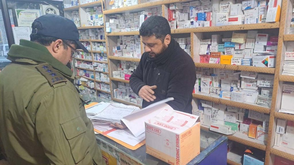 Srinagar Police Intensifies Vigilance, Conducts Surprise Inspections Across City’s Medical Shops