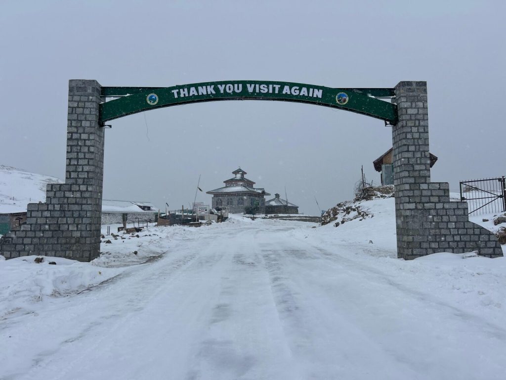Traffic Moves Smoothly On Jammu-Srinagar National Highway, Mughal Road Open With Slow Movement Due To Frost