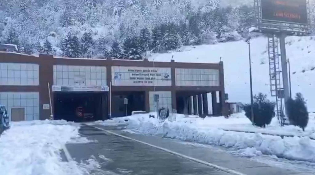 Fresh Snowfall In Kashmir; Srinagar-Jammu National Highway Partially Restored