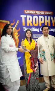 A Defining Moment: Vidhu Slathia Honored as Best Female Anchor (Jammu) at Youth Icon Awards