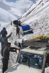 Snow Avalanche Buries Vehicles At Zojila, Rescue Operations Underway