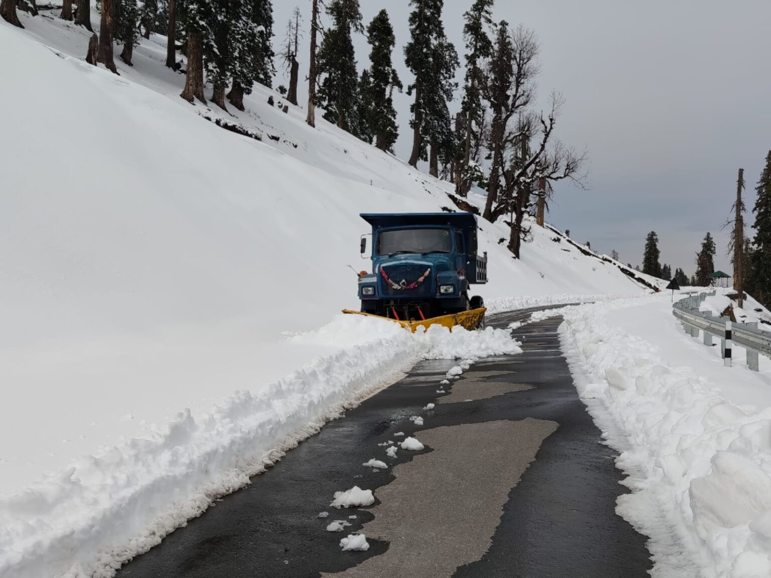 Bhaderwah-Bani road restored; Sinthan Pass, Mughal road still blocked