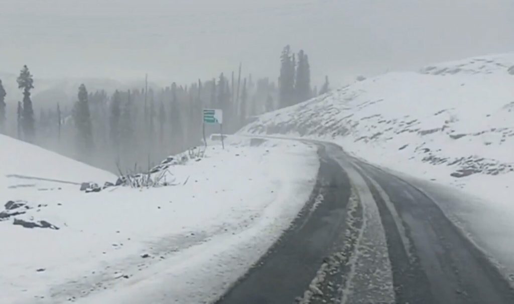 Bandipora-Gurez Road Closed After Fresh Snowfall at Razdan Top