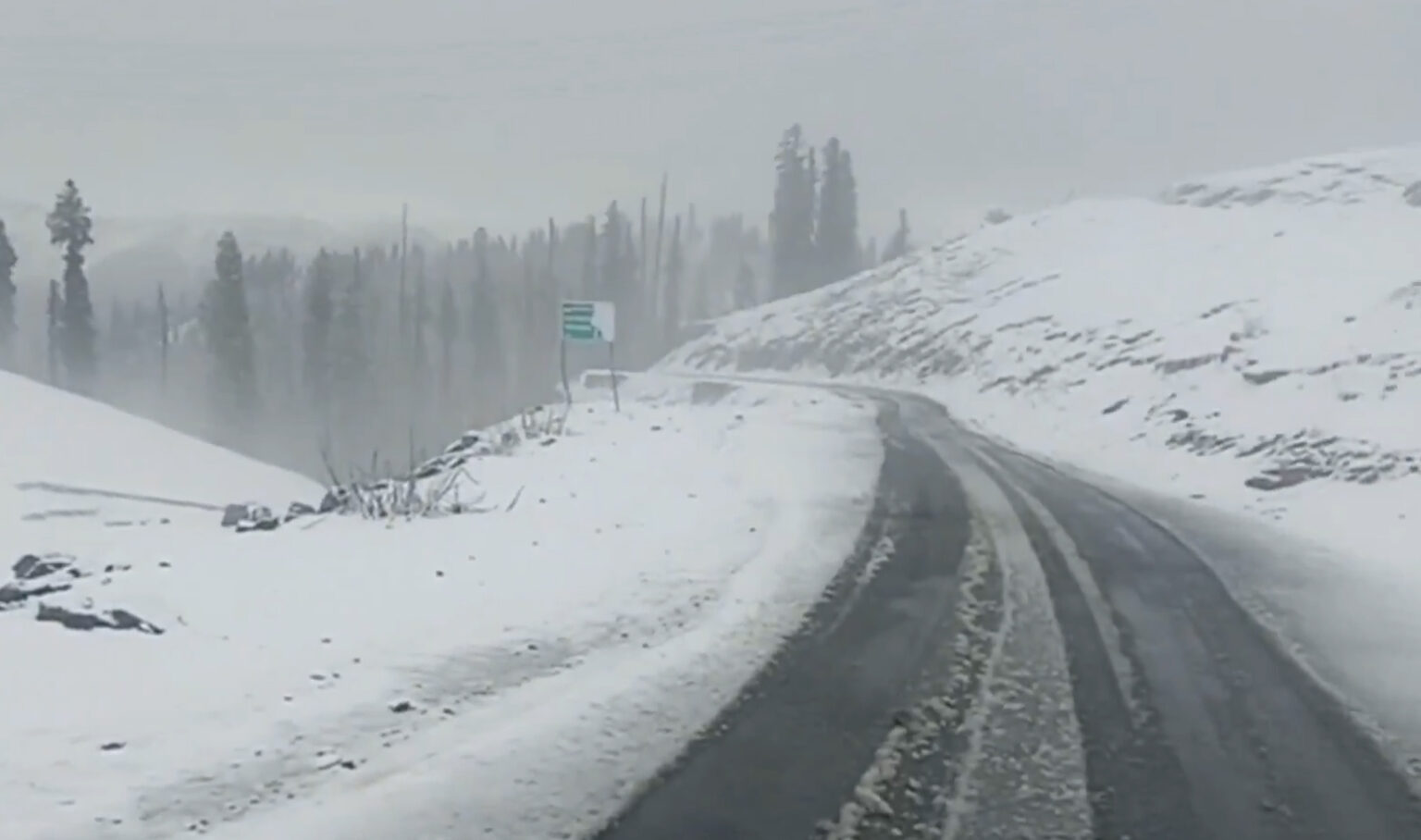 Bandipora-Gurez Road Closed After Fresh Snowfall at Razdan Top