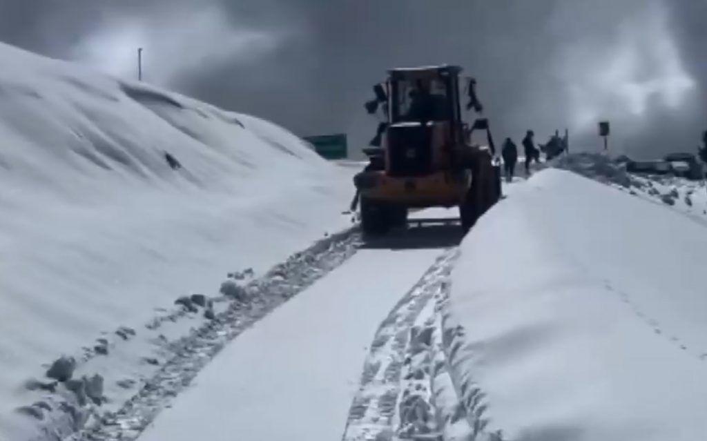 Heavy Snowfall Shuts Bandipora-Gurez Road For Vehicles