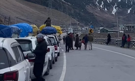 Fresh Snowfall At Zojila Halts Traffic After Vehicles Allowed Towards Kargil