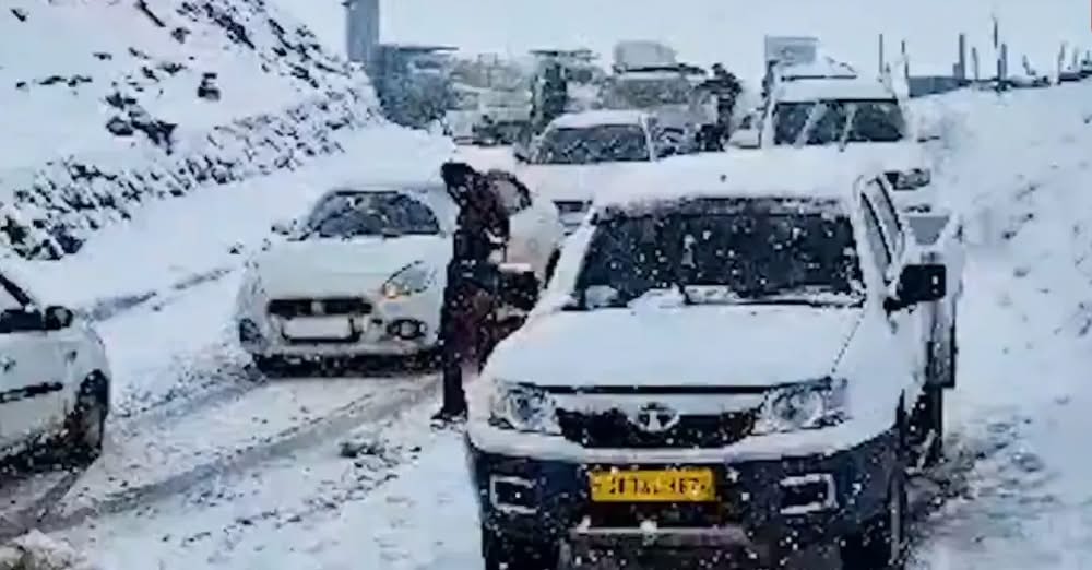 Snowfall Shuts Gurez Road; 38 Vehicles Rescued