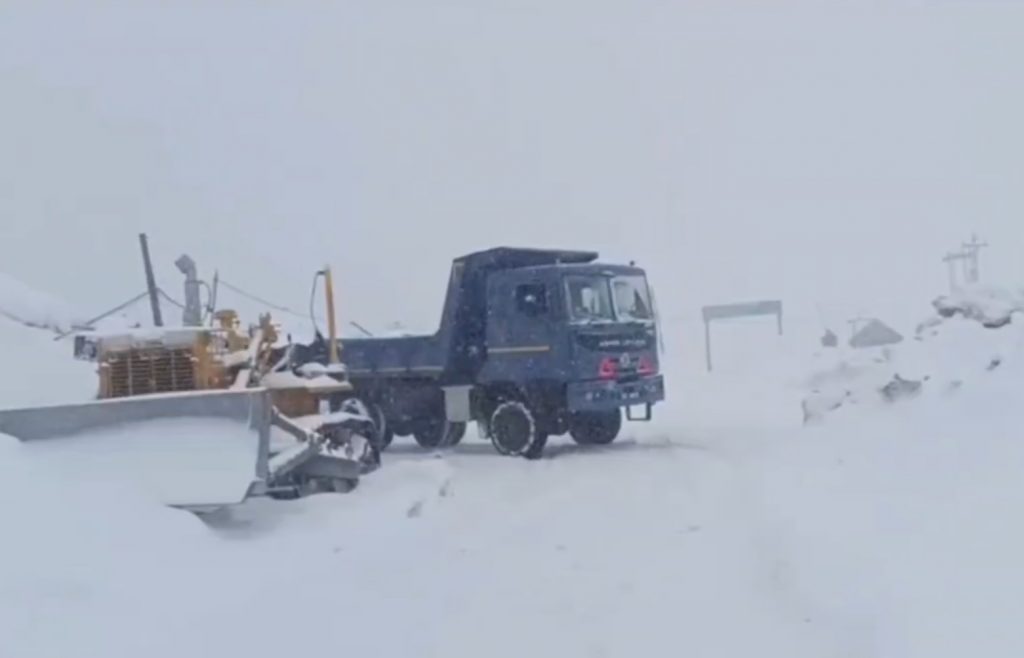 Bandipora-Gurez Road Closed After Fresh Snowfall