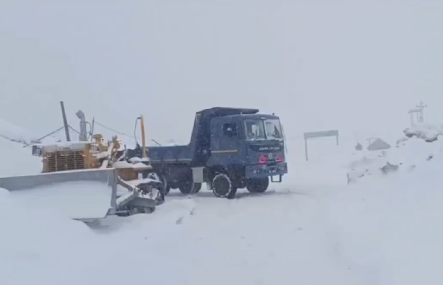 Bandipora-Gurez Road Closed After Fresh Snowfall