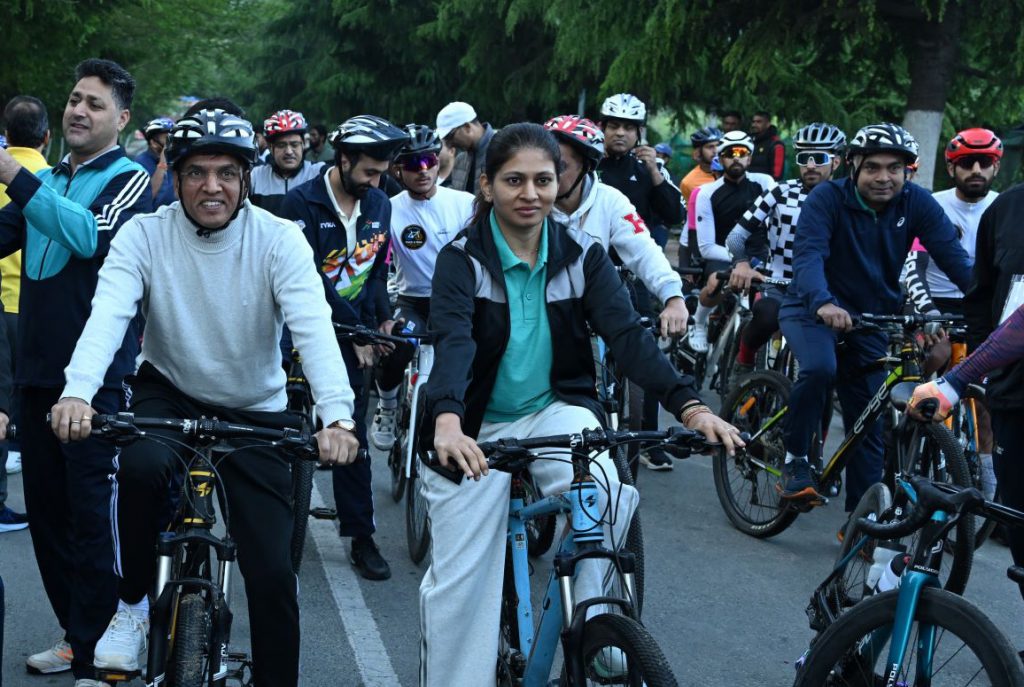 Mandaviya Flags Off ‘Sunday On Cycle’ Event In Srinagar