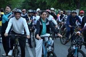 Mandaviya Flags Off ‘Sunday On Cycle’ Event In Srinagar
