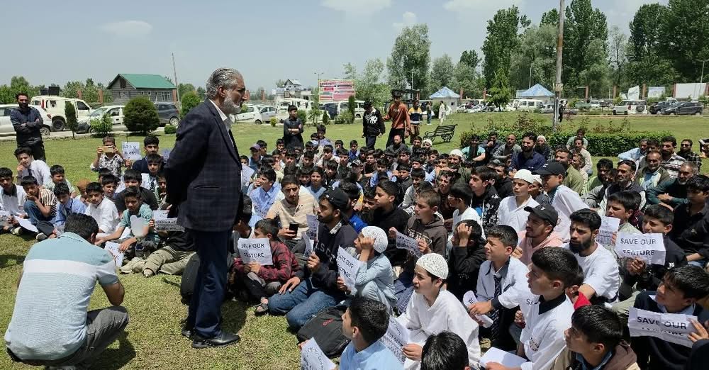 Shopian Students, Teachers Protest ‘Unlawful Entity’ Tag On Educational Institution