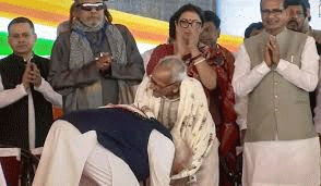 PM Modi touches feet of 98-year-old BJP veteran at swearing-in of party’s first govt in Bengal
