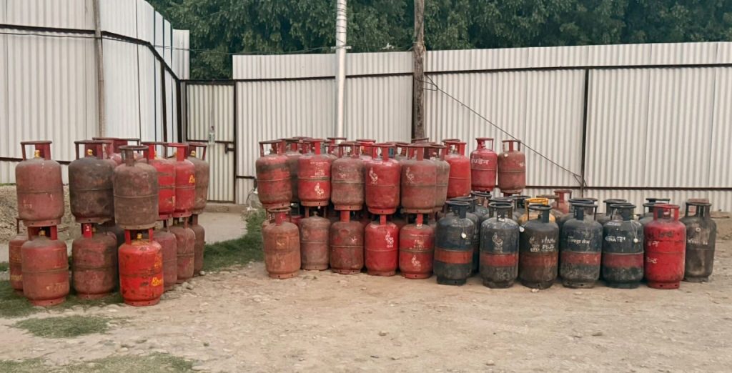 Ganderbal Police Seize Large Quantity Of LPG Cylinders In Crackdown On Illegal Hoarding; Case Registered