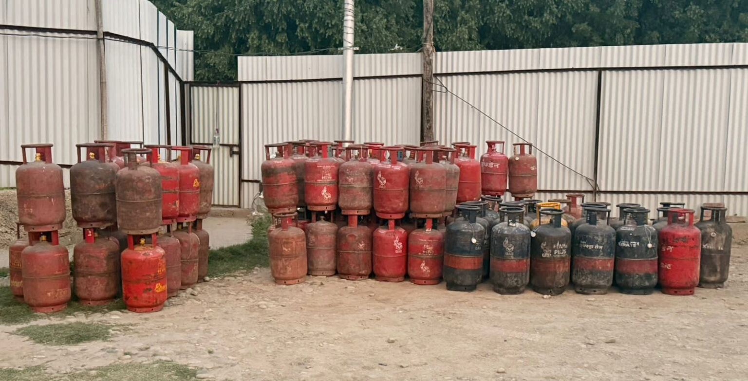 Ganderbal Police Seize Large Quantity Of LPG Cylinders In Crackdown On Illegal Hoarding; Case Registered