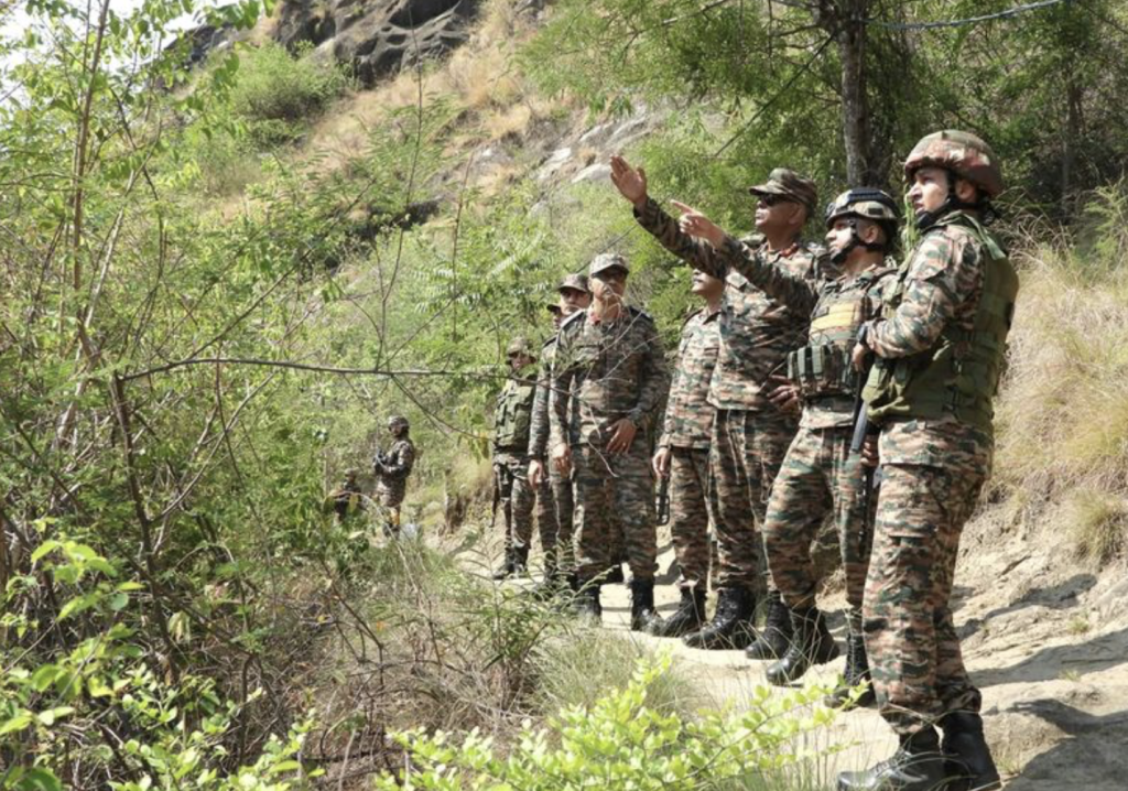 GOC Of White Knight Corps Reviews Security Scenario Along LoC In Rajouri