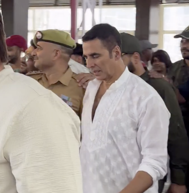 Bollywood Actor Akshay Kumar Offers Prayers At Shri Mata Vaishno Devi Shrine