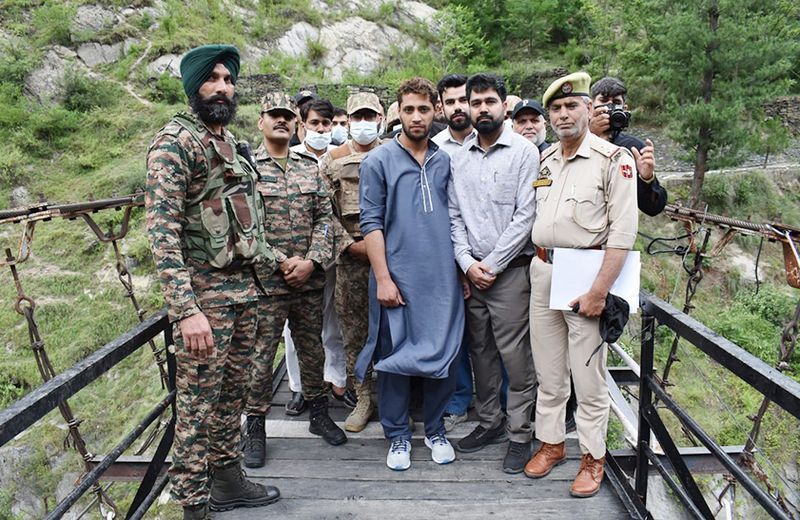 Pak National Who Crossed LoC In J&K’s Kupwara Repatriated To Pakistan: Army