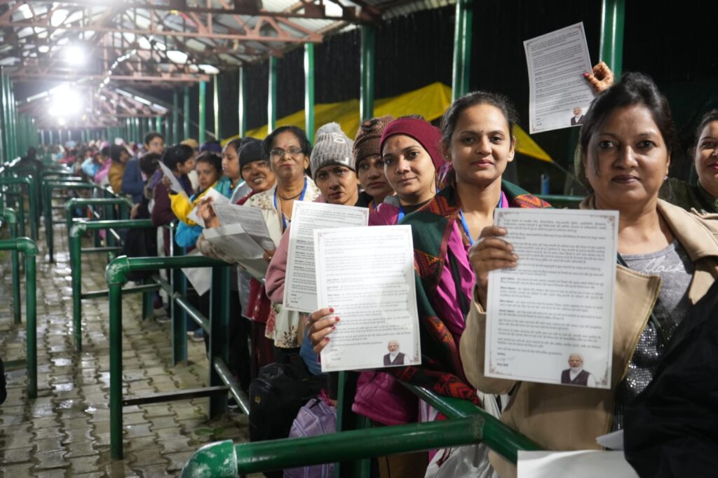 Prime Minister’s special message pamphlets handed to Shri Amarnathji Yatra pilgrims at Nunwan, Baltal Base camps